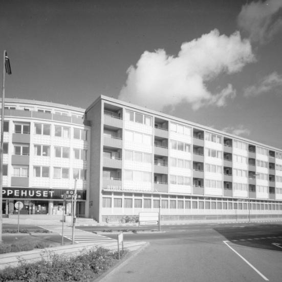Et sort hvid billede af biblioteksgården i Nørresundby fra 1965
