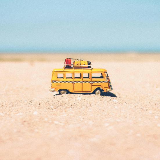Foto af legetøjs camper på stranden