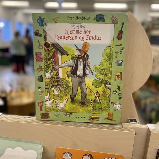 Søg og find hjemme hos Peddersen og Findus står på en hylde i børnebiblioteket på Hovedbiblioteket i Aalborg