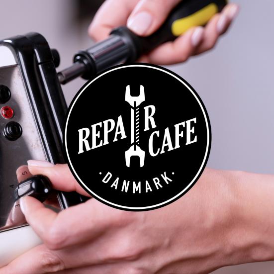 Repair cafe Danmarks logo samt et billede af en person, der reparerer en brødrister