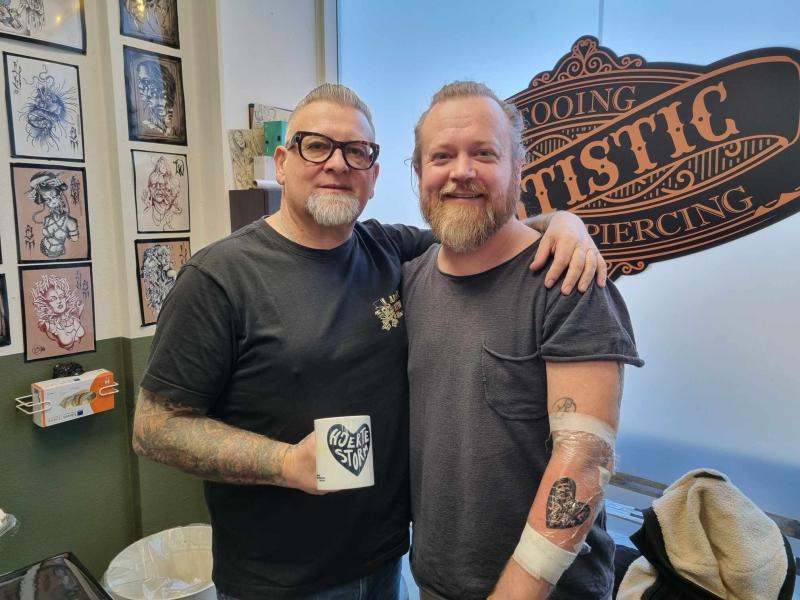 Foto af Brian og Teis i Artistic Tattooing
