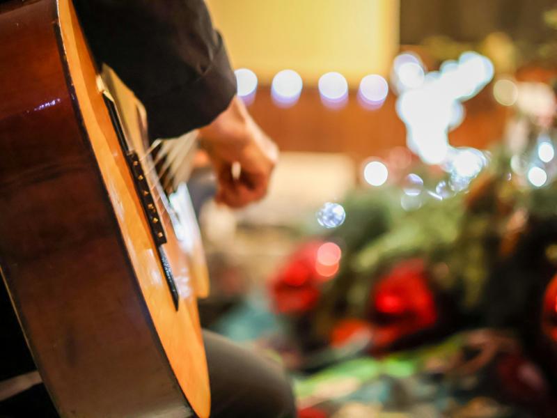 Foto af guitarspiller ved juletid