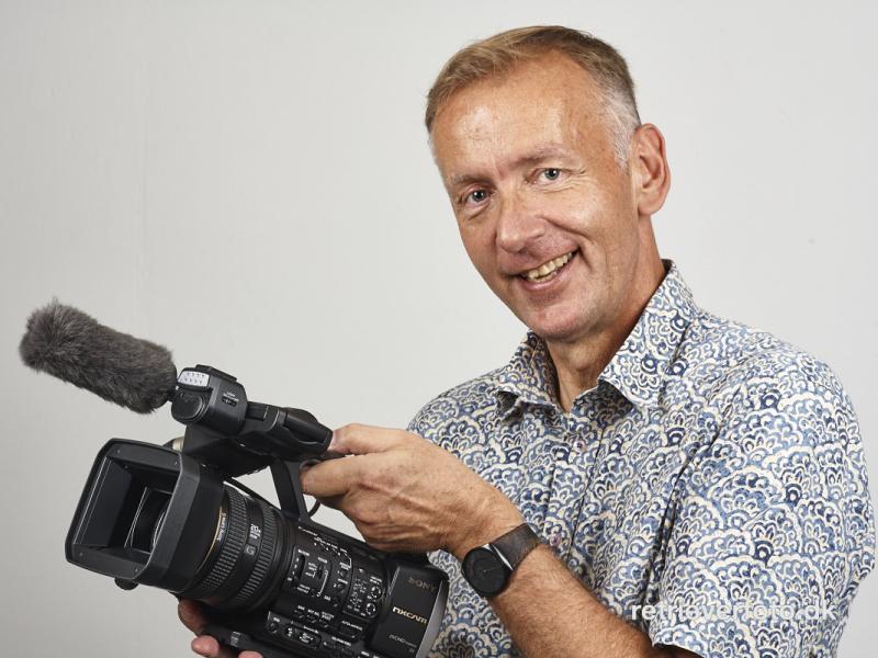 Foto af Lars Hegnet, der holder et videokamera