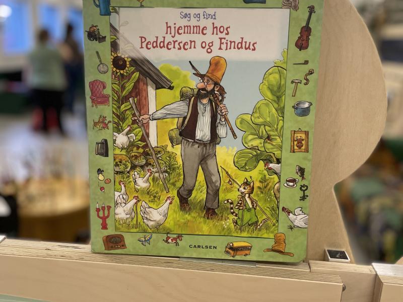 Søg og find hjemme hos Peddersen og Findus står på en hylde i børnebiblioteket på Hovedbiblioteket i Aalborg