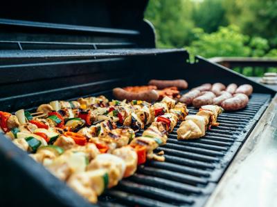 Billede af en grill med mad. Foto: Unsplash, Evan Wise