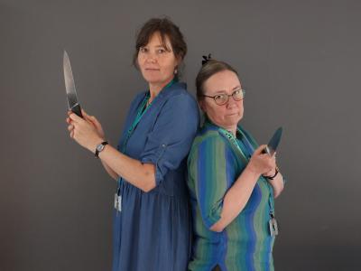 Billede af to bibliotekarer med knive i hånden 