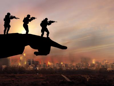 Silhouetter af soldater står på en hånd, der peger på en brændende skyline i baggrunden.