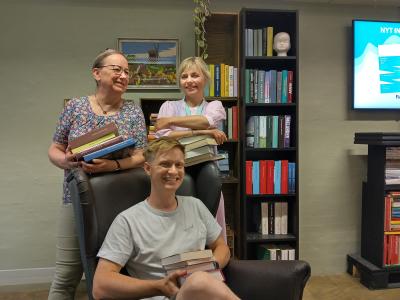 Vibeke, Mathias og Marianne med bøger