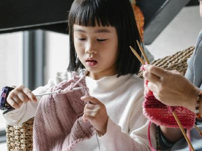 Pige der lærer at strikke