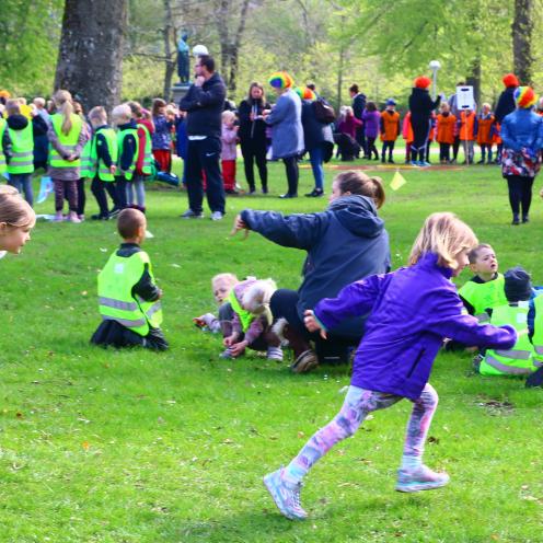 Børn der leger Sprogfitness i Kildeparken