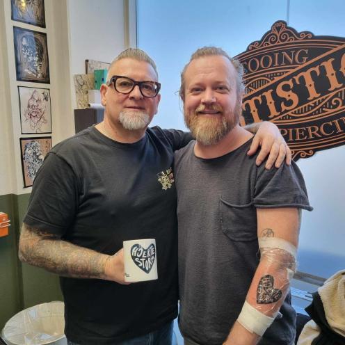 Foto af Brian og Teis i Artistic Tattooing