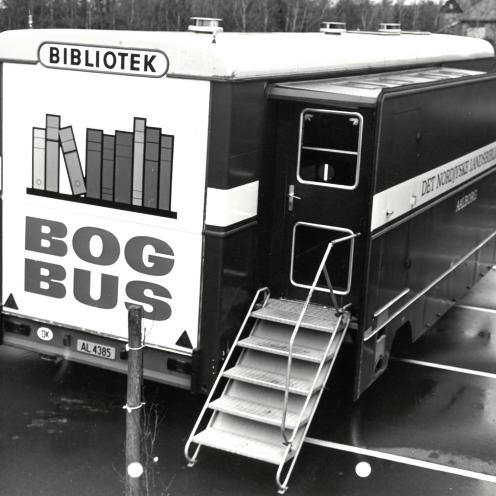 En gammel bogbus set bagfra. Der står "Bibliotek" og "Bogbus" på den.