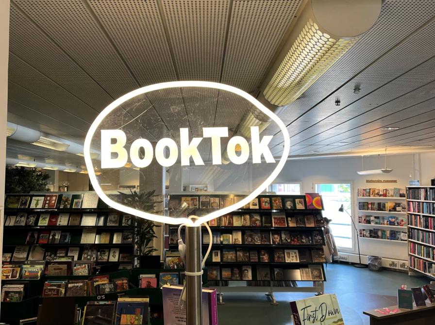 Skilt med teksten 'BookTok' lyser op i udlånet. 